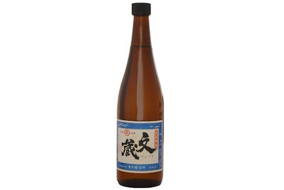 レトロなラベルが印象的な球磨焼酎の古酒「文蔵2009」