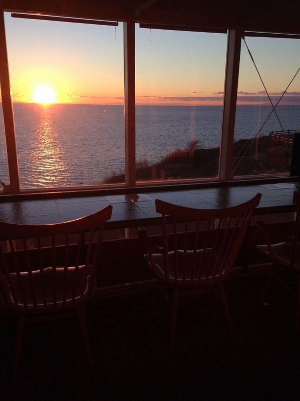 営業時間は日没まで。夕陽に照らされ輝く海面を見ながら1日が終わっていく 椿サロン