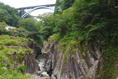 槍飛付近から見る高千穂峡と“高千穂三代橋”