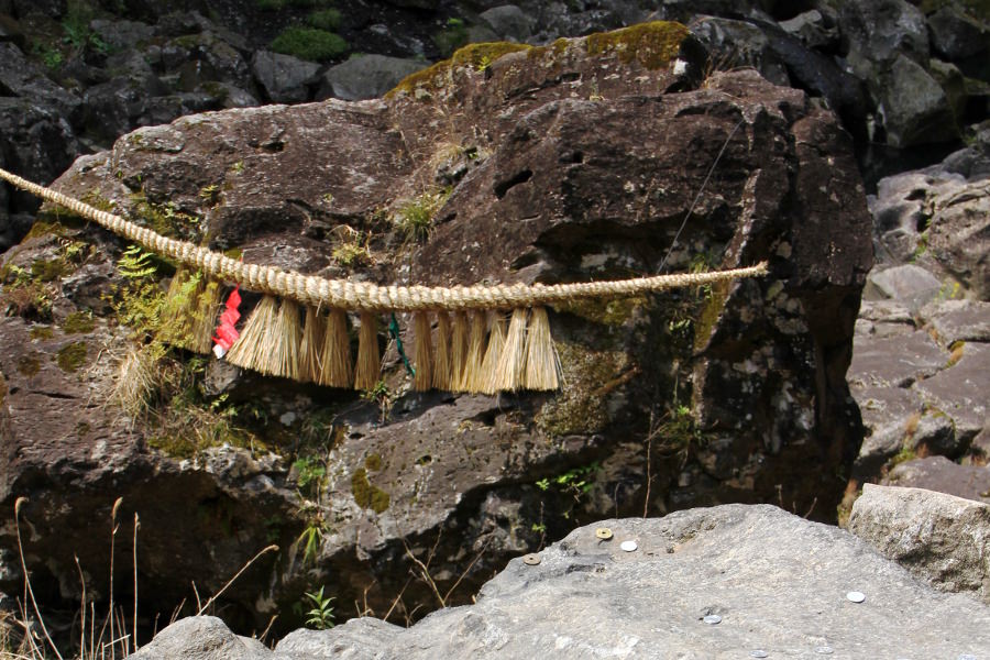 荒神鬼八が投げたとされる「鬼八の力石」 荒神鬼八が投げたとされる「鬼八の力石」