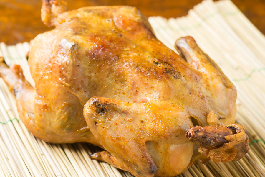 4時間ほどかけてじっくり焼き上げられる名物「鶏の丸焼き」 4時間ほどかけてじっくり焼き上げられる名物「鶏の丸焼き」