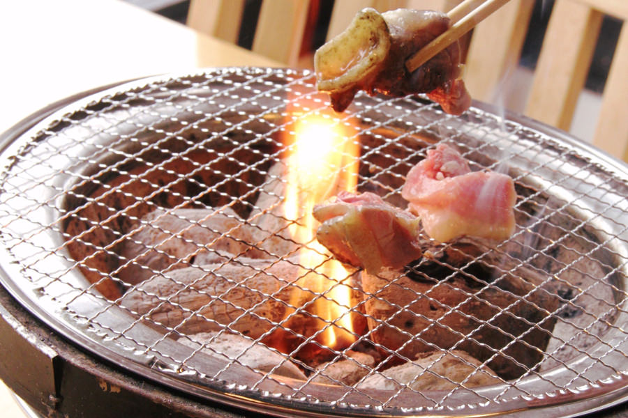 うなま山地鶏定食は1280円。まずは塩でシンプルに味わおう うなま山地鶏定食は1280円。まずは塩でシンプルに味わおう