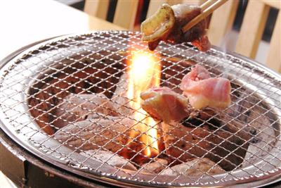 うなま山地鶏定食は1280円。まずは塩でシンプルに味わおう
