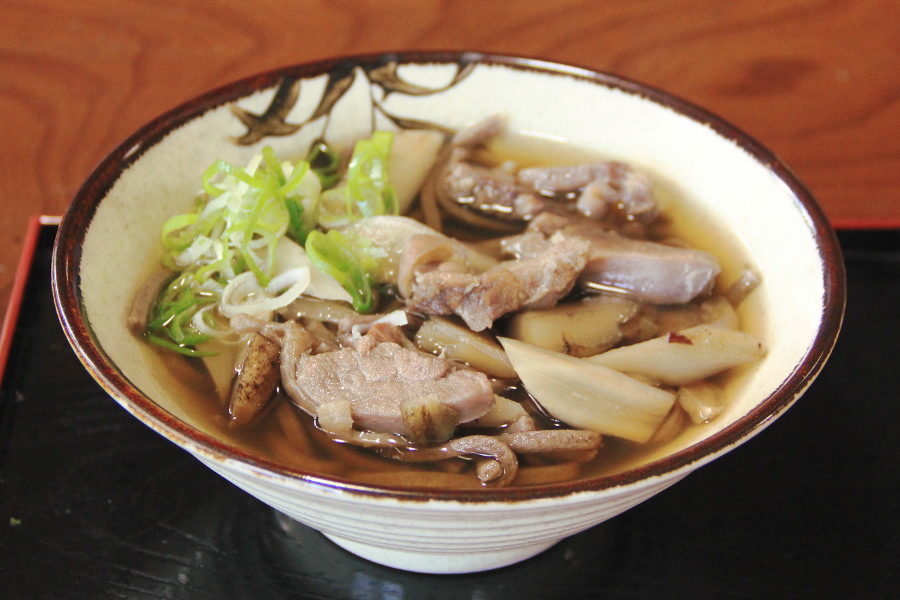 550円の「夜神楽そば」は、まさに高千穂の“地元の味” 550円の「夜神楽そば」は、まさに高千穂の“地元の味”