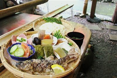 そうめん流しがセットになった「ヤマメ定食」
