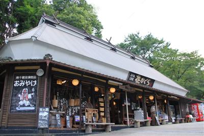 まるで昔話に登場しそうな店構えの「高千穂土産処 花かぐら」