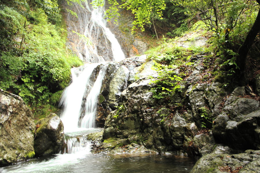 水の多い時期には大迫力となる「常光寺の滝」 水の多い時期には大迫力となる「常光寺の滝」