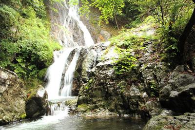 水の多い時期には大迫力となる「常光寺の滝」