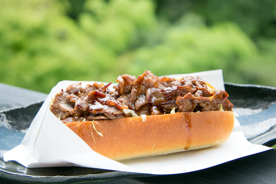しょうゆベースの高千穂牛をトッピングした「高千穂牛ドッグ」