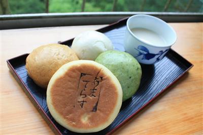 饅頭（5個入り）400円、おやき（5個入り）500円