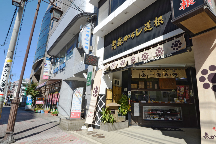 店頭には揚げたてのからしれんこんがずらりと並ぶ「森からし蓮根」 店頭には揚げたてのからしれんこんがずらりと並ぶ森からし蓮根