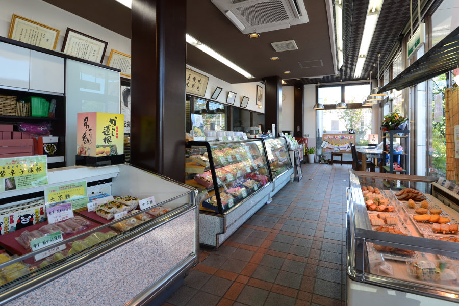 からしれんこんだけでなく、かまぼこや揚げものなどがそろう「不動ちくわ本舗」 かまぼこや揚げものなどもそろう「不動ちくわ本舗」