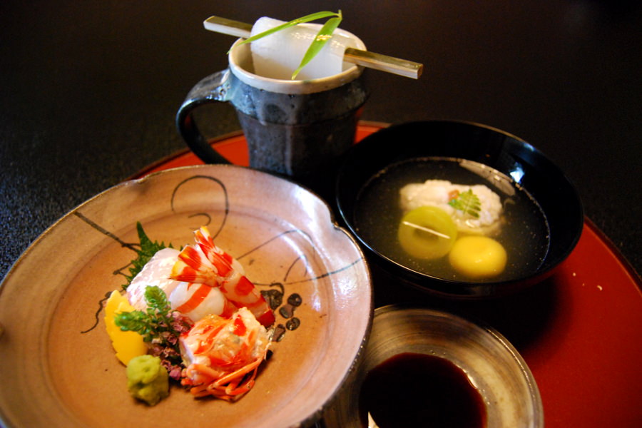 御椀(鱧葛叩き漬汁)と御造り(剣先烏賊そうめん、真鯛、車海老) 「旅館 洋々閣」の食事。御椀と御造り