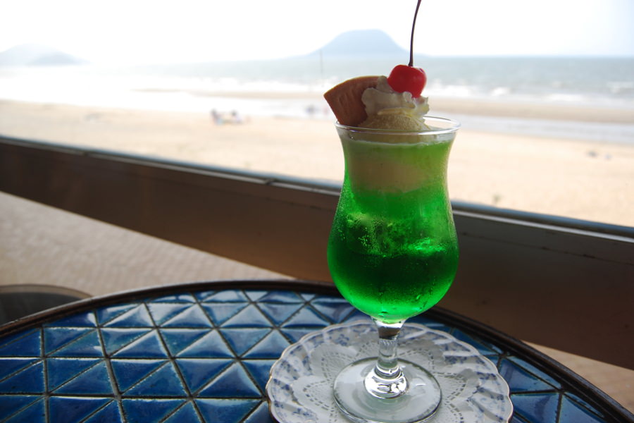 唐津シーサイドホテルのラウンジ「キャッスル」の窓辺の席で 唐津シーサイドホテルのラウンジ「キャッスル」の窓辺の席で