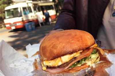 からつバーガーの一番人気メニュー「スペシャル・バーガー」