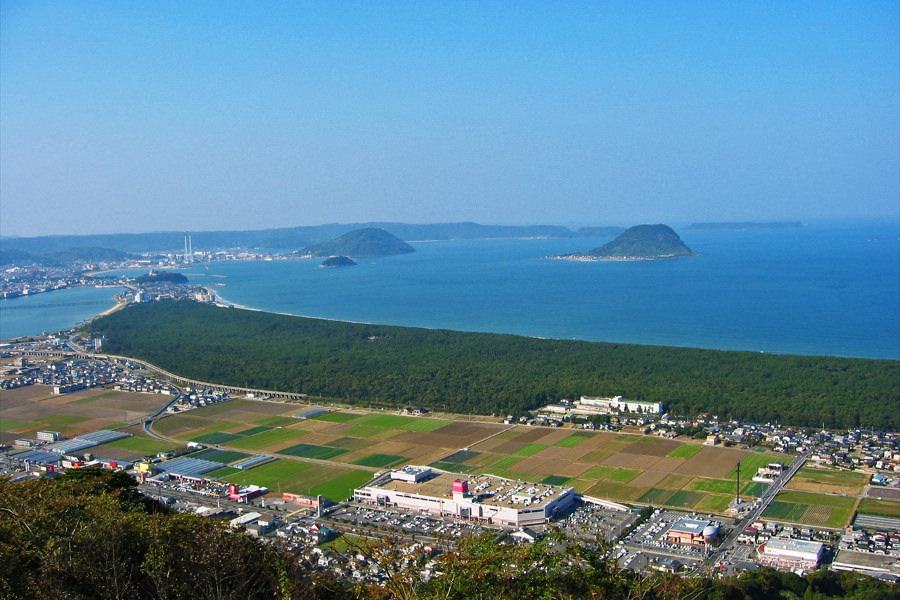 眼下に唐津湾と虹の松原の全景が広がる「鏡山西展望台」 眼下に唐津湾と虹の松原の全景が広がる「鏡山西展望台」