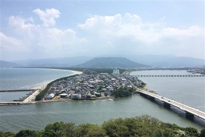 唐津城天守閣の展望室から望む虹の松原