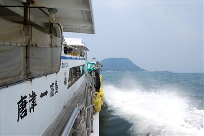 高島へ渡る定期船「ニュー高島」からの眺め