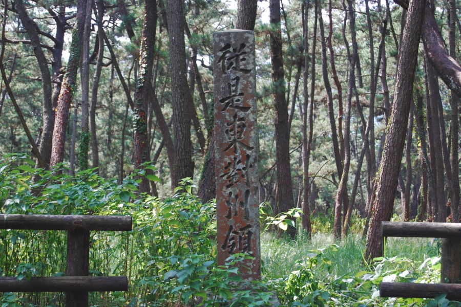 虹の松原一揆はこの「藩境石」の場所を舞台に繰り広げられたという 虹の松原一揆はこの「藩境石」の場所を舞台に繰り広げられたとい