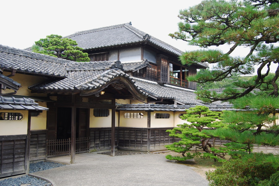 旧高取邸の大広間棟正面玄関。曲線を描く唐破風の屋根瓦にもこだわりが見える 旧高取邸の大広間棟正面玄関