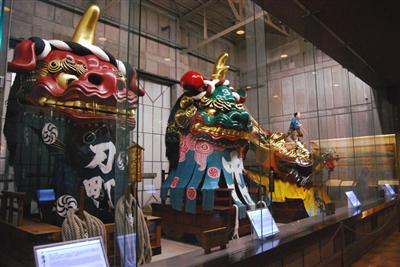 制作年代順に展示される「曳山展示場」の曳山