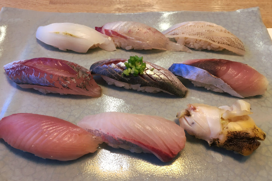 笑咲喜の「おまかせにぎり」。これは前半で、さらににぎりは続く 笑咲喜の「おまかせにぎり」。これは前半で、さらににぎりは続く