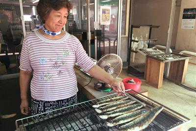 炭火蒲焼の香りに誘われて「渡辺鮮魚店」へ