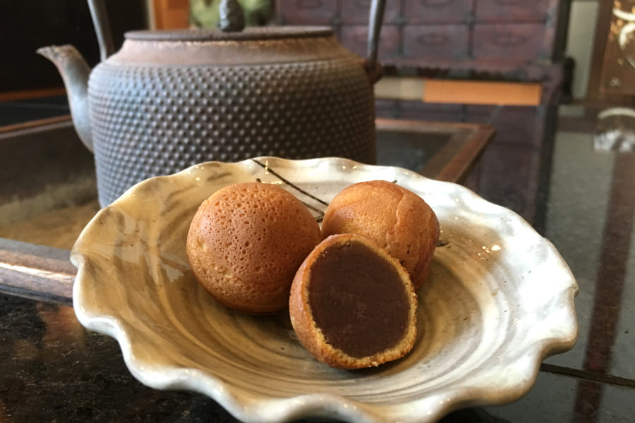 薄めのカステラ生地と中身のこしあんとのバランスが絶妙な「松露饅頭」 カステラ生地とこしあんとのバランスが絶妙な「松露饅頭」