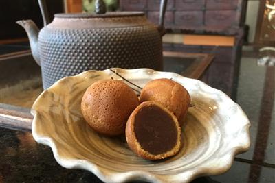 カステラ生地とこしあんとのバランスが絶妙な「松露饅頭」