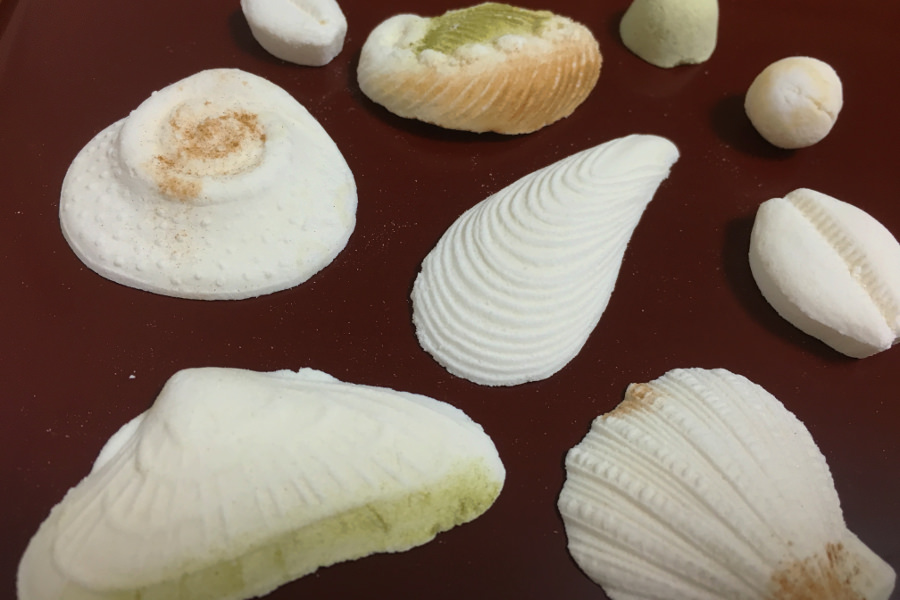 「さよ姫」は全て天然素材の和三盆。本物と見まがうような貝殻は、思わず並べたくなる 「さよ姫」の原料は全て天然素材。本物と見まがうような貝殻