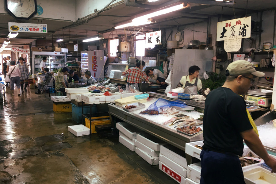 各店に得意分野があり、主に扱う魚種が違うという「産栄市場」 各店に得意分野があり、主に扱う魚種が違うという「産栄市場」