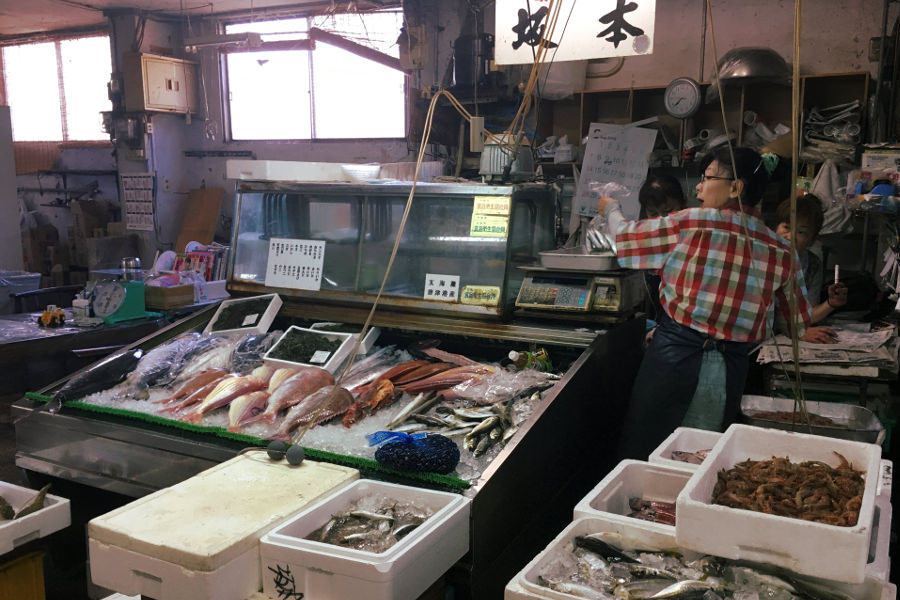 料理人たちが吟味しながら産栄市場を回っていく