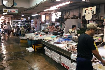 各店に得意分野があり、主に扱う魚種が違うという「産栄市場」