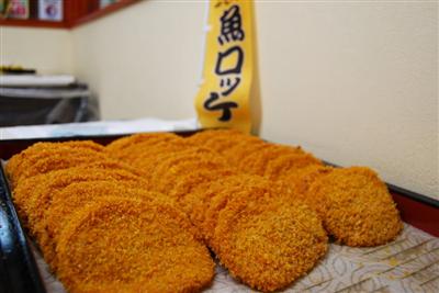 カレー風味とあっさり塩味の2種類がある看板商品「魚ロッケ」