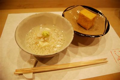 中里隆さんの唐津焼に盛りつけられる「かわしま」の豆腐料理