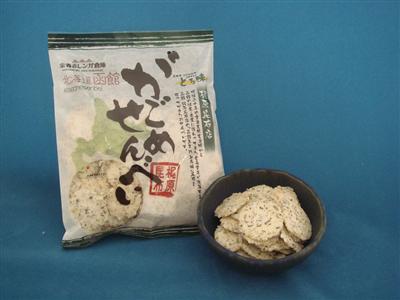 昆布の旨味を生かした塩味のせんべい