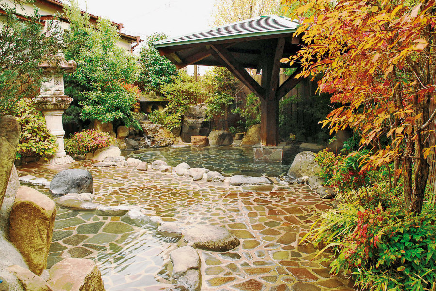 望月旅館の男性用の庭園露天風呂。屋根付きなので、雨の日もゆったり漬かれる 望月旅館の男性用の庭園露天風呂。屋根付きなので、雨の日も安心