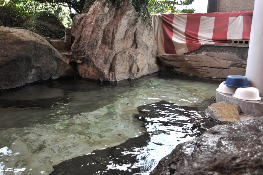 巨岩を配した「後藤温泉」の露天風呂（夏期のみ入浴可能）
