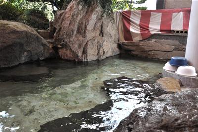 巨岩を配した「後藤温泉」の露天風呂（夏期のみ入浴可能）