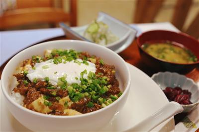 「レトロ食堂」の菊池の福丼には、和風の麻婆豆腐がのっています