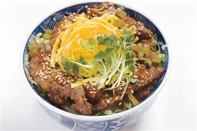 馬肉を調理した丼「肉めし」は菊池の郷土食として愛されている