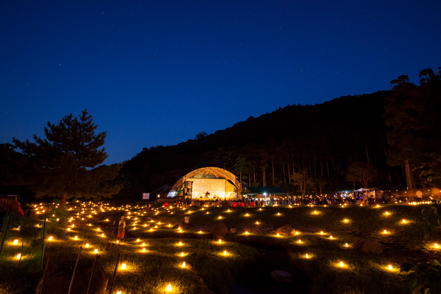 幻想的なキャンドルの灯りの中で、自然とひとつになる音楽祭「やくしま森祭り」 自然とひとつになる音楽祭「やくしま森祭り」