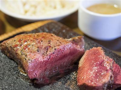 溶岩石の余熱で好みの焼き加減に調節できる