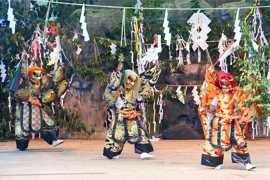 多くの観客が詰めかける「神楽フェスティバル」 多くの観客が詰めかける「神楽フェスティバル」