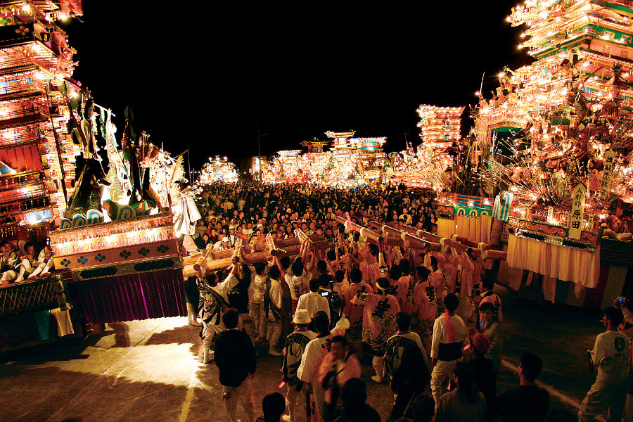 大迫力、10基ほどの山笠が集う「金田稲荷神社神幸祭」 大迫力、10基ほどの山笠が集う「金田稲荷神社神幸祭」