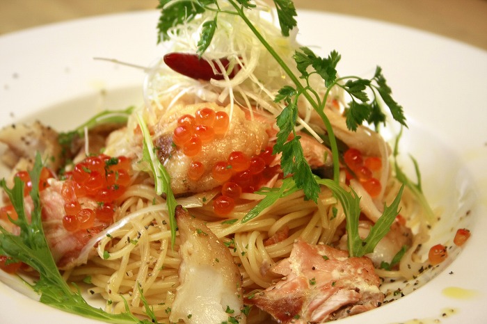 タラを具材に使ったペペロンチーノ。イクラの味と彩りも華やかなアクセントに