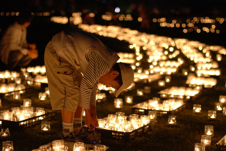 夜のイベントでは、来園者全員で灯す2万5000個のキャンドルアート 夜のイベントでは、来園者全員で灯す2万5000個のキャンドル