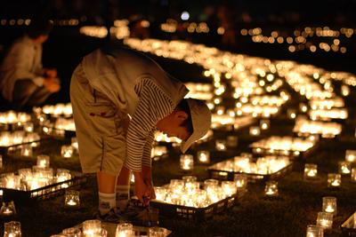 夜のイベントでは、来園者全員で灯す2万5000個のキャンドル