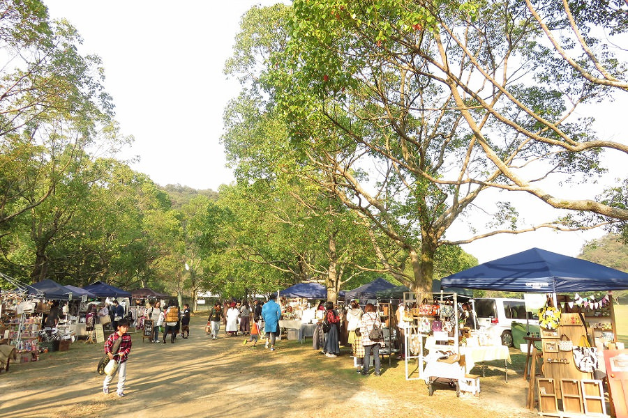 あったかグルメや手作りアイテムが揃う「やまだんマルシェ」 あったかグルメや手作りアイテムが揃う「やまだんマルシェ」