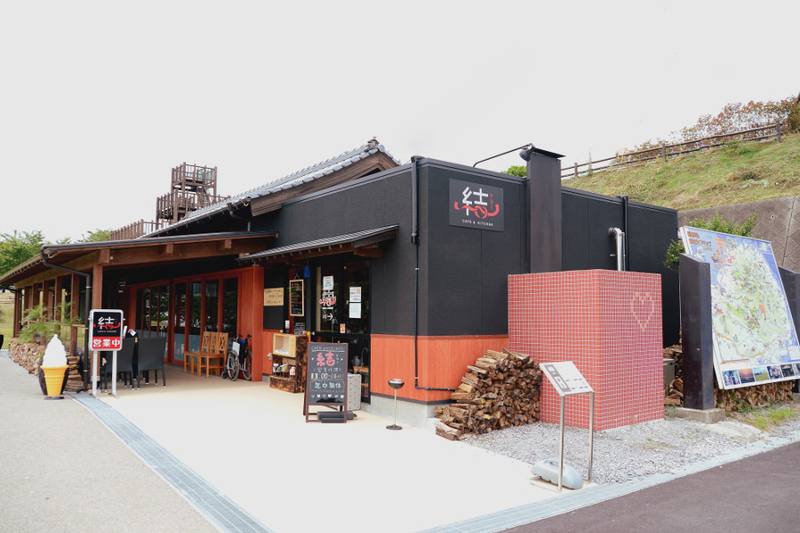 公園内でも目立つ「カフェ&キッチン結」 公園内でも目立つ「カフェ&キッチン結」